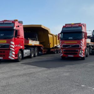 Dos camiones de nuestros camiones realizando servicios de transporte de materiales